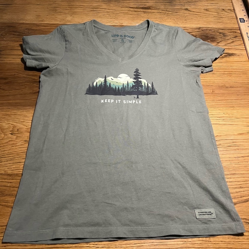 Life Is Good Olive Graphic V-Neck Tee with Nature Scene Size Small